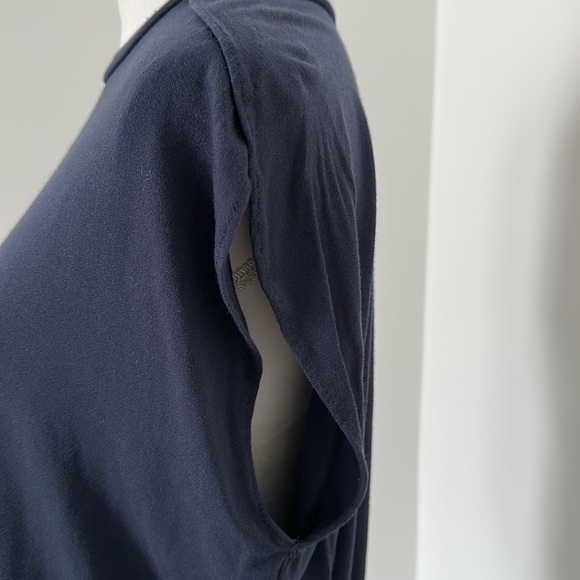 Super cute longer length navy t-shirt - Picture 2 of 3